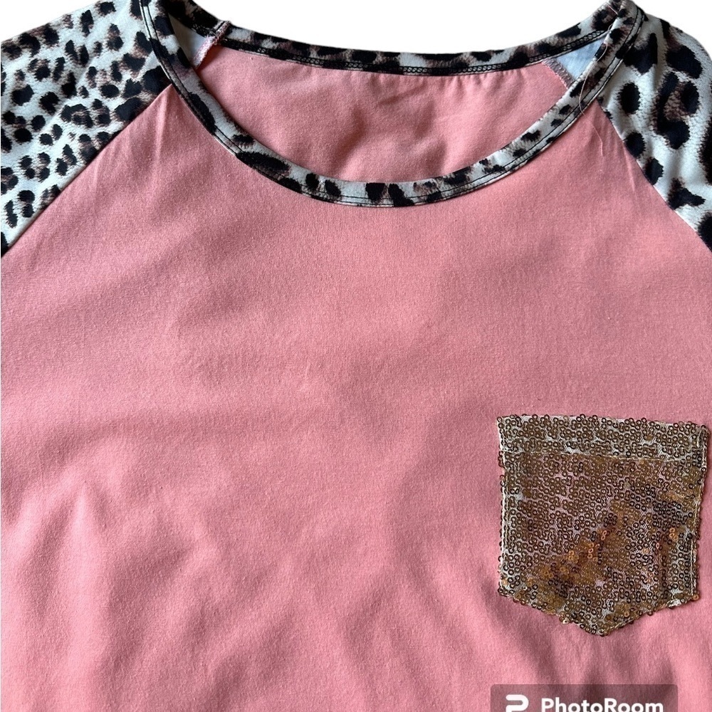 Boutique style top 3x peach w/cheetah print sleeves gold sequin chest pocket - Picture 3 of 4